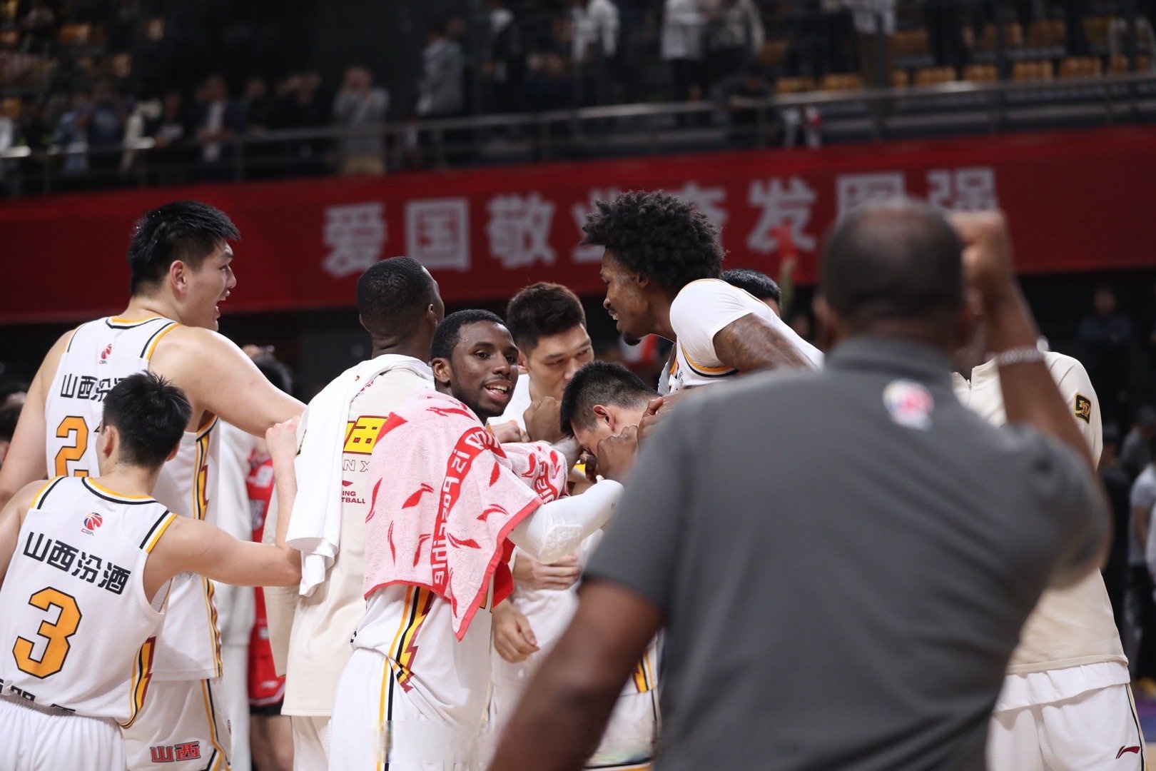 清晨拉齐奥备战NBA季后赛，回应争议细节曝光，气氛紧张，临场指挥获称赞(nba季后赛3比0翻盘有几次)-九游网页版